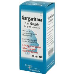 Blaue Verpackung einer Gurgellösung zur Behandlung von Mundentzündungen.