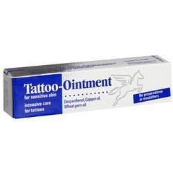 Eine weiße Tube mit blauer Aufschrift: Tattoo-Salbe für empfindliche Haut.